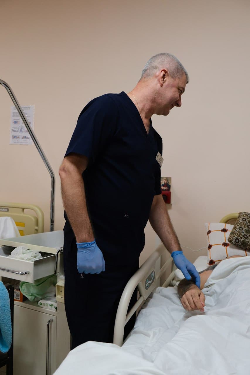 Валентин Чучук біля ліжка пацієнта